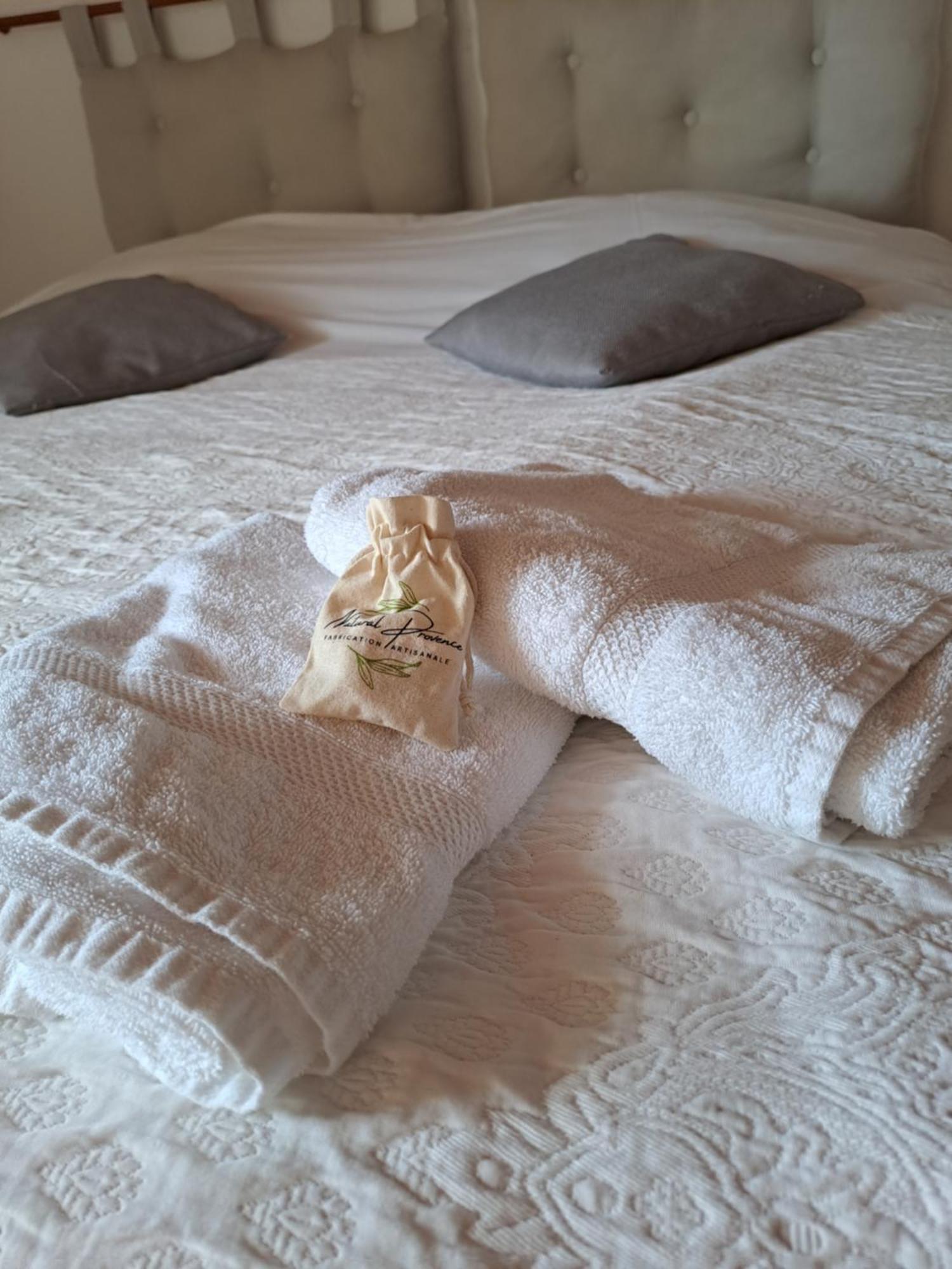 Bed and Breakfast Les Roses Tremieres Bargème Esterno foto
