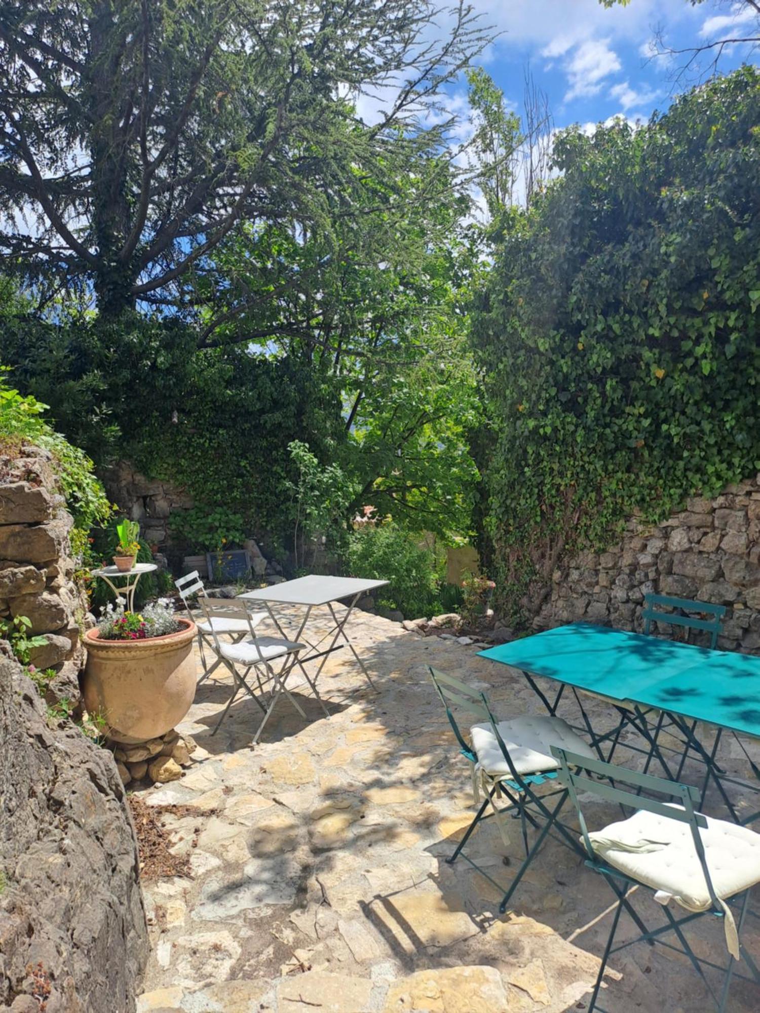 Bed and Breakfast Les Roses Tremieres Bargème Esterno foto
