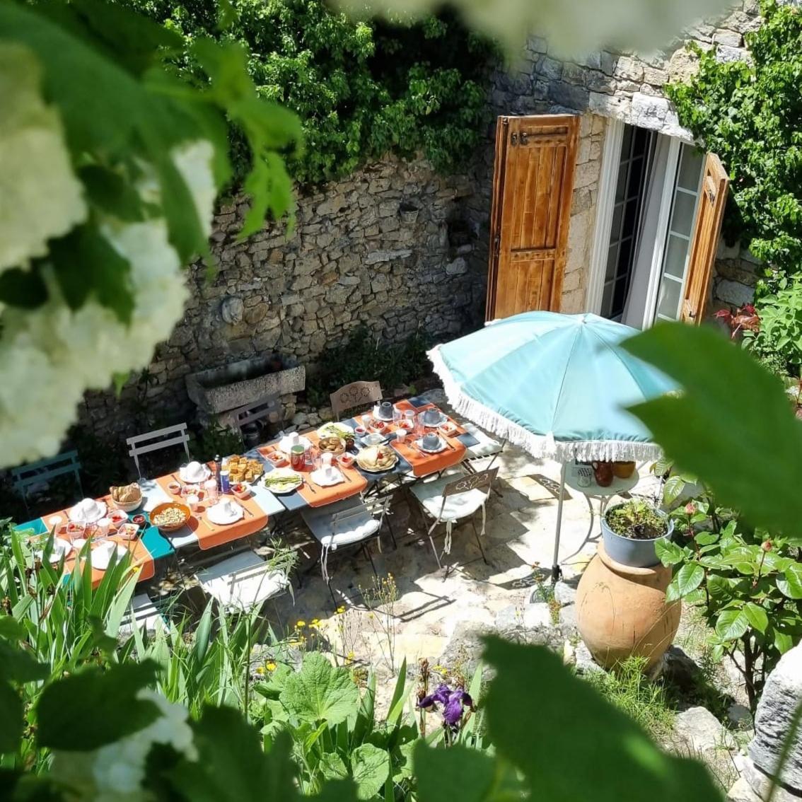 Bed and Breakfast Les Roses Tremieres Bargème Esterno foto