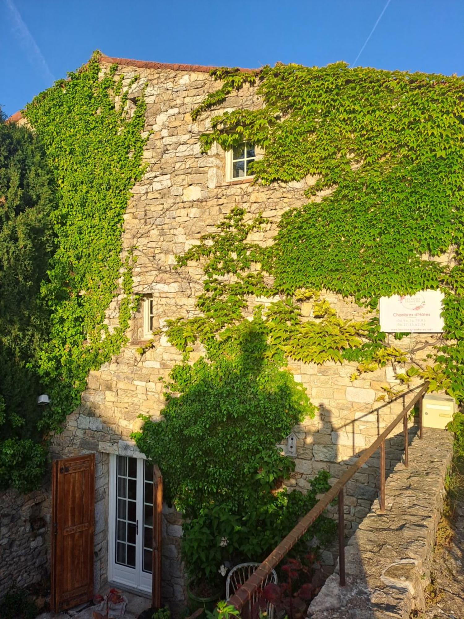 Bed and Breakfast Les Roses Tremieres Bargème Esterno foto