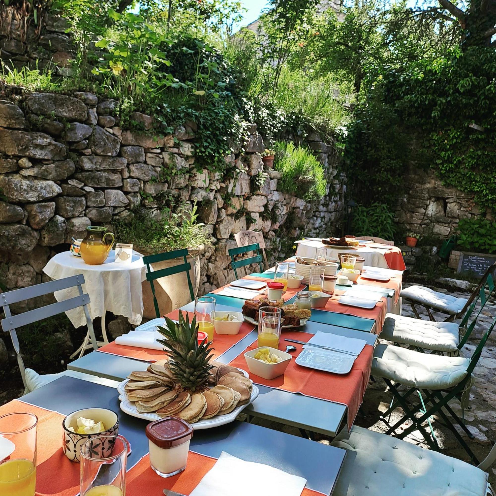 Bed and Breakfast Les Roses Tremieres Bargème Esterno foto